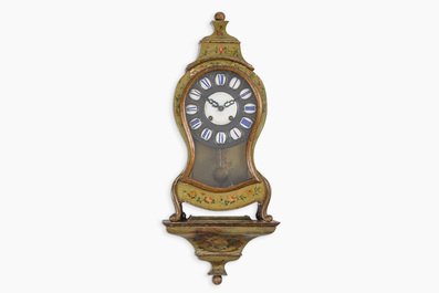 Cartel et sa console de style Louis XV de type Vernis Martin' en bois &agrave; d&eacute;cor floral et de sc&egrave;ne galante, 19&egrave;me si&egrave;cle