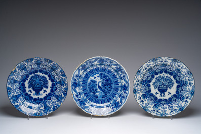 Collection vari&eacute;e de plats en fa&iuml;ence de Delft et de Bruxelles en bleu, blanc et polychrome et un ensemble de tasses et soucoupes, 18&egrave;me/19&egrave;me si&egrave;cle