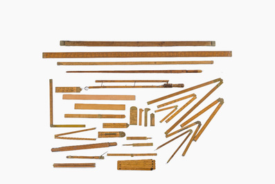Collection vari&eacute;e d'instruments de mesure en bois aux montures en cuivre, e.a. plusieurs mod&egrave;les pliables, 19&egrave;me/20&egrave;me si&egrave;cle