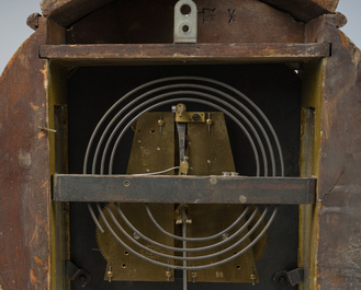 Cartel et sa console de style Louis XV de type Vernis Martin' en bois &agrave; d&eacute;cor floral et de sc&egrave;ne galante, 19&egrave;me si&egrave;cle