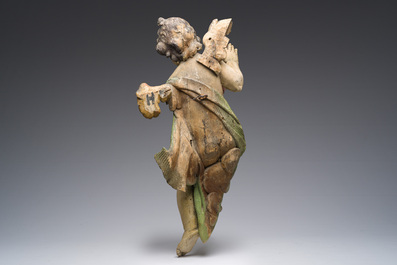 Grand ange en bois de tilleul sculpt&eacute;, dor&eacute; et polychrome, Allemagne, 18&egrave;me si&egrave;cle