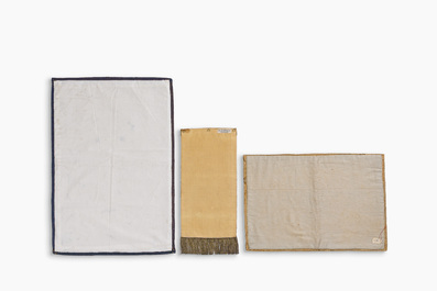 Trois fragments de tapisseries murales &agrave; d&eacute;cor floral, d'oiseaux et de personnages, Flandres, 17&egrave;me si&egrave;cle