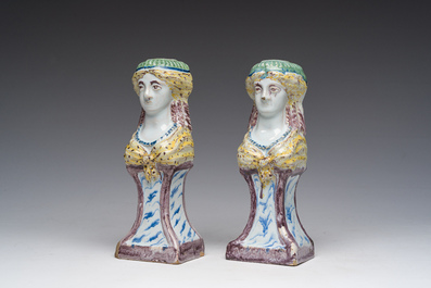 Paire de bustes de femmes en fa&iuml;ence polychrome, Nord de la France, 18&egrave;me si&egrave;cle