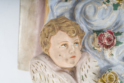 Console en pl&acirc;tre polychrome d&eacute;cor&eacute;e avec des anges dans les nuages ​​entourant une 'Theresia' banni&egrave;re, 20&egrave;me si&egrave;cle