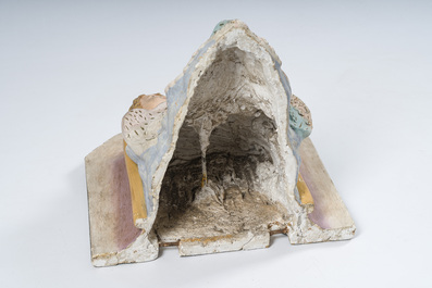 Console en pl&acirc;tre polychrome d&eacute;cor&eacute;e avec des anges dans les nuages ​​entourant une 'Theresia' banni&egrave;re, 20&egrave;me si&egrave;cle