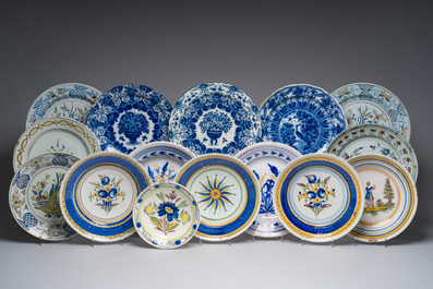 Collection vari&eacute;e de plats en fa&iuml;ence de Delft et de Bruxelles en bleu, blanc et polychrome et un ensemble de tasses et soucoupes, 18&egrave;me/19&egrave;me si&egrave;cle