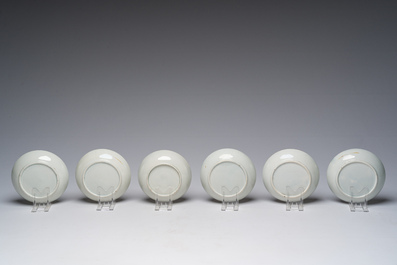 Collection vari&eacute;e de plats en fa&iuml;ence de Delft et de Bruxelles en bleu, blanc et polychrome et un ensemble de tasses et soucoupes, 18&egrave;me/19&egrave;me si&egrave;cle