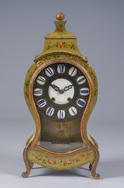 Cartel et sa console de style Louis XV de type Vernis Martin' en bois &agrave; d&eacute;cor floral et de sc&egrave;ne galante, 19&egrave;me si&egrave;cle