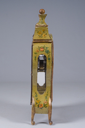 Cartel et sa console de style Louis XV de type Vernis Martin' en bois &agrave; d&eacute;cor floral et de sc&egrave;ne galante, 19&egrave;me si&egrave;cle