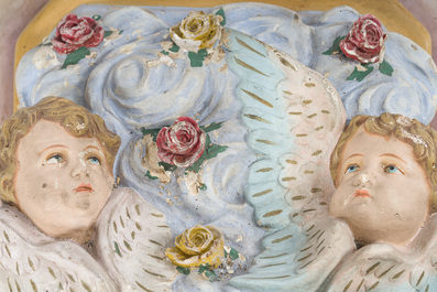 Console en pl&acirc;tre polychrome d&eacute;cor&eacute;e avec des anges dans les nuages ​​entourant une 'Theresia' banni&egrave;re, 20&egrave;me si&egrave;cle