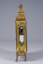 Cartel et sa console de style Louis XV de type Vernis Martin' en bois &agrave; d&eacute;cor floral et de sc&egrave;ne galante, 19&egrave;me si&egrave;cle