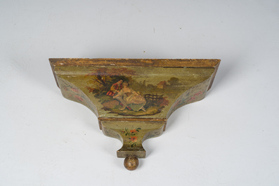 Cartel et sa console de style Louis XV de type Vernis Martin' en bois &agrave; d&eacute;cor floral et de sc&egrave;ne galante, 19&egrave;me si&egrave;cle