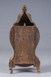 Cartel et sa console de style Louis XV de type Vernis Martin' en bois &agrave; d&eacute;cor floral et de sc&egrave;ne galante, 19&egrave;me si&egrave;cle