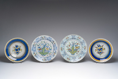 Collection vari&eacute;e de plats en fa&iuml;ence de Delft et de Bruxelles en bleu, blanc et polychrome et un ensemble de tasses et soucoupes, 18&egrave;me/19&egrave;me si&egrave;cle