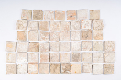 53 carreaux en fa&iuml;ence de Delft polychrome et en bleu et blanc aux animaux, fleurs et d&eacute;cors ornementaux, Pays-Bas, 16/17&egrave;me si&egrave;cle