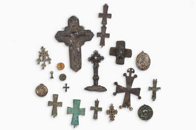 Collection vari&eacute;e d'objets de d&eacute;votion comme des crucifix et des reliquaires, la plupart en bronze et argent, 10e s. av. J.-C. et post&eacute;rieur