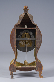 Cartel et sa console de style Louis XV de type Vernis Martin' en bois &agrave; d&eacute;cor floral et de sc&egrave;ne galante, 19&egrave;me si&egrave;cle