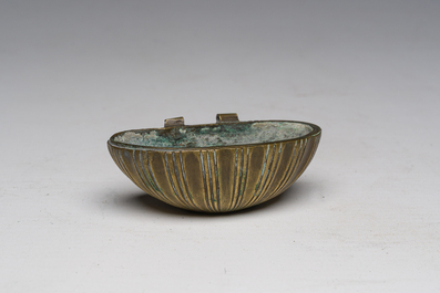 B&eacute;nitier en bronze surmont&eacute; d'un putto entour&eacute; de divers instruments de la Passion, 19&egrave;me si&egrave;cle