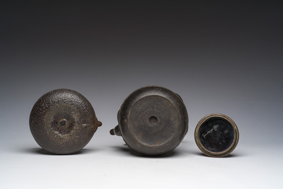 Deux bouilloires de type 'tetsubin' en fonte &agrave; d&eacute;cor en relief, Japon, Meiji, 19&egrave;me si&egrave;cle
