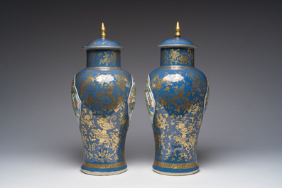 Paire de vases en porcelaine de Chine famille verte sur fond bleu poudr&eacute; &agrave; d&eacute;cor de sc&egrave;nes de palais, 19&egrave;me si&egrave;cle