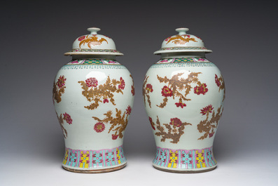 Paire de vases en porcelaine de Chine famille rose &agrave; d&eacute;cor floral, 19&egrave;me si&egrave;cle