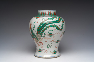 Vase en porcelaine de Chine wucai &agrave; d&eacute;cor de dragon et de ph&eacute;nix, 19&egrave;me si&egrave;cle