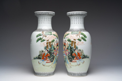 Paire de vases en porcelaine de Chine famille rose &agrave; d&eacute;cor d'immortels, marque de Qianlong, 20&egrave;me si&egrave;cle
