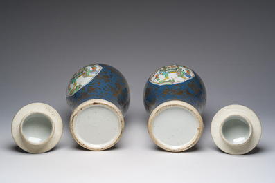 Paire de vases en porcelaine de Chine famille verte sur fond bleu poudr&eacute; &agrave; d&eacute;cor de sc&egrave;nes de palais, 19&egrave;me si&egrave;cle