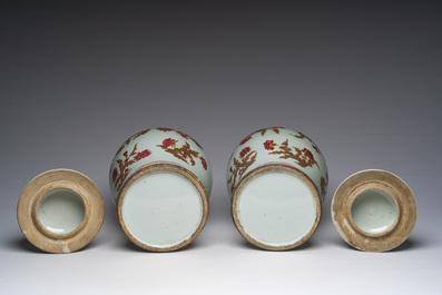 Paire de vases en porcelaine de Chine famille rose &agrave; d&eacute;cor floral, 19&egrave;me si&egrave;cle