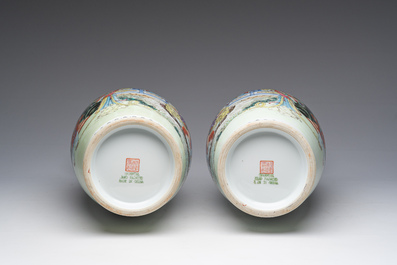 Paire de vases en porcelaine de Chine famille rose &agrave; d&eacute;cor d'immortels, marque de Qianlong, 20&egrave;me si&egrave;cle