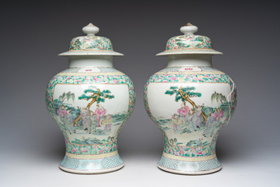 Een paar Chinese famille rose dekselvazen met geanimeerde sc&egrave;nes met onsterfelijken, vrouwen en kinderen, 19de eeuw
