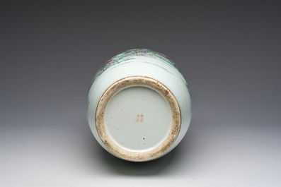 Drie Chinese famille verte borden met paleissc&egrave;nes en een famille rose vaas met dames in een paleistuin, 19de/20ste eeuw