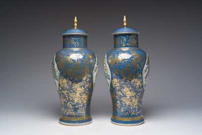 Paire de vases en porcelaine de Chine famille verte sur fond bleu poudr&eacute; &agrave; d&eacute;cor de sc&egrave;nes de palais, 19&egrave;me si&egrave;cle