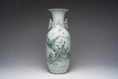 Drie Chinese famille verte borden met paleissc&egrave;nes en een famille rose vaas met dames in een paleistuin, 19de/20ste eeuw