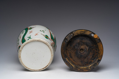 Vase en porcelaine de Chine wucai &agrave; d&eacute;cor de dragon et de ph&eacute;nix, 19&egrave;me si&egrave;cle