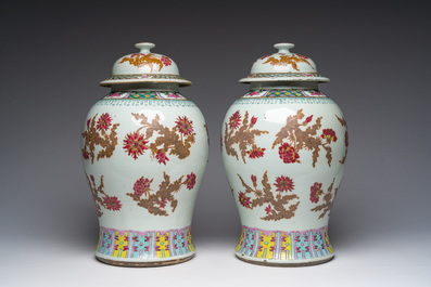 Paire de vases en porcelaine de Chine famille rose &agrave; d&eacute;cor floral, 19&egrave;me si&egrave;cle