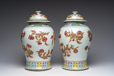 Paire de vases en porcelaine de Chine famille rose &agrave; d&eacute;cor floral, 19&egrave;me si&egrave;cle