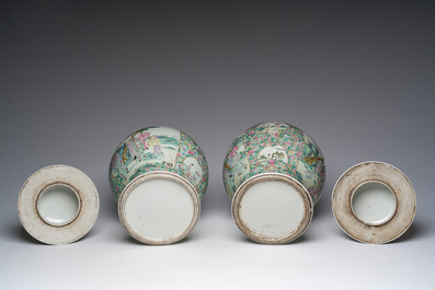 Een paar Chinese famille rose dekselvazen met geanimeerde sc&egrave;nes met onsterfelijken, vrouwen en kinderen, 19de eeuw