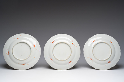 Drie Chinese famille verte borden met paleissc&egrave;nes en een famille rose vaas met dames in een paleistuin, 19de/20ste eeuw