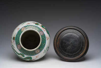 Vase en porcelaine de Chine wucai &agrave; d&eacute;cor de dragon et de ph&eacute;nix, 19&egrave;me si&egrave;cle