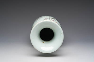 Drie Chinese famille verte borden met paleissc&egrave;nes en een famille rose vaas met dames in een paleistuin, 19de/20ste eeuw