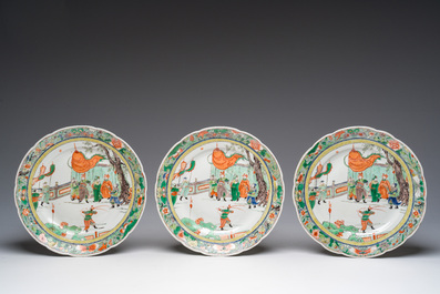 Drie Chinese famille verte borden met paleissc&egrave;nes en een famille rose vaas met dames in een paleistuin, 19de/20ste eeuw