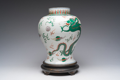 Vase en porcelaine de Chine wucai &agrave; d&eacute;cor de dragon et de ph&eacute;nix, 19&egrave;me si&egrave;cle
