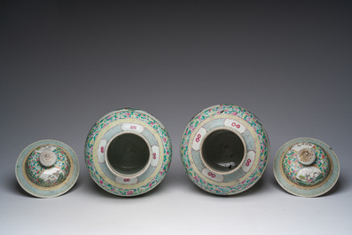 Een paar Chinese famille rose dekselvazen met geanimeerde sc&egrave;nes met onsterfelijken, vrouwen en kinderen, 19de eeuw