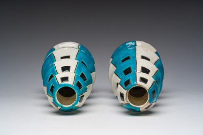 Paire de vases Art D&eacute;co en forme de pagode &agrave; d&eacute;cor g&eacute;om&eacute;trique, Boch K&eacute;ramis, La Louvi&egrave;re, Charles Catteau, vers 1929