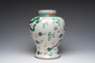 Vase en porcelaine de Chine wucai &agrave; d&eacute;cor de dragon et de ph&eacute;nix, 19&egrave;me si&egrave;cle