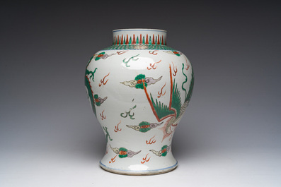 Vase en porcelaine de Chine wucai &agrave; d&eacute;cor de dragon et de ph&eacute;nix, 19&egrave;me si&egrave;cle
