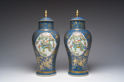 Paire de vases en porcelaine de Chine famille verte sur fond bleu poudr&eacute; &agrave; d&eacute;cor de sc&egrave;nes de palais, 19&egrave;me si&egrave;cle