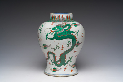 Vase en porcelaine de Chine wucai &agrave; d&eacute;cor de dragon et de ph&eacute;nix, 19&egrave;me si&egrave;cle