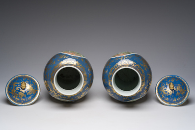Paire de vases en porcelaine de Chine famille verte sur fond bleu poudr&eacute; &agrave; d&eacute;cor de sc&egrave;nes de palais, 19&egrave;me si&egrave;cle